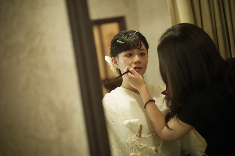 白無垢姿でプロのヘアメイクを受ける花嫁