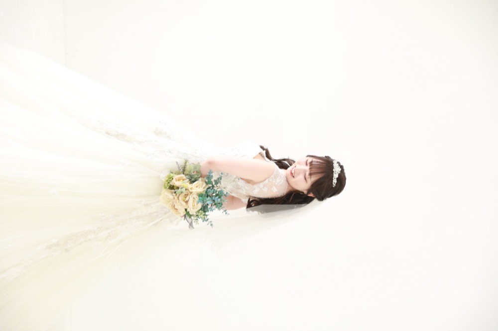 ティアラとベールを着けた白いウェディングドレス姿の花嫁